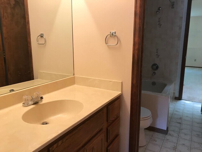 Building Photo - 5292 Cracker Barrel Cir