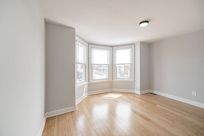 Building Photo - Huge 3 bedroom house for rent