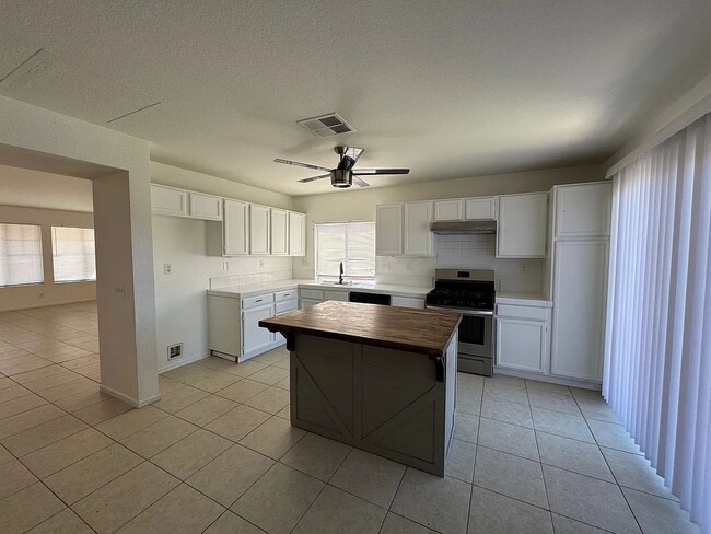 Building Photo - 4 BED/3BATH House in New Adelanto for Rent