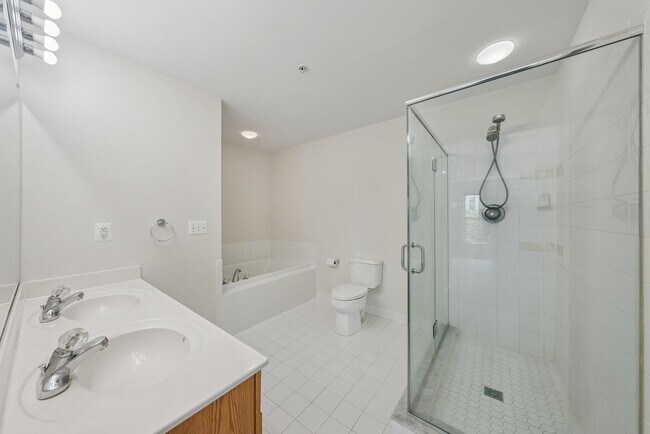 Building Photo - Beautiful End-Unit Townhome-Style Condo Ne...