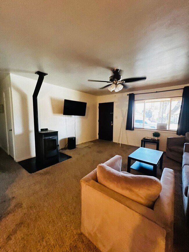 Building Photo - 1643 Stewart St