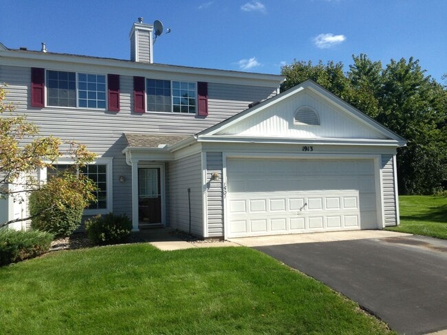 Primary Photo - Updated 2 Br / 2 Ba End Unit TH w/ 2-Car G...