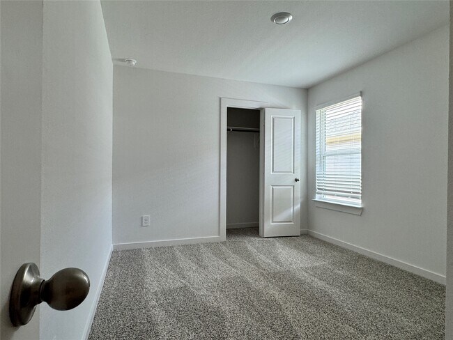 Building Photo - 30434 Canterbury Fields Dr