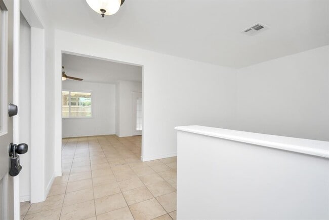 Building Photo - 10951 Shadow Wood Dr
