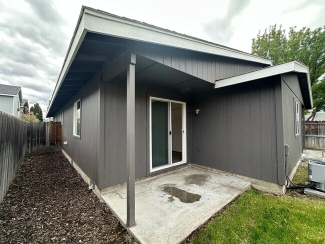 Building Photo - NE 7th St Duplex - 00000-07TH-00