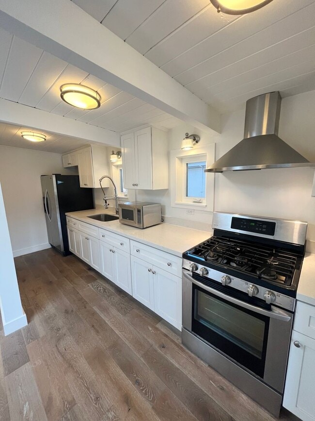 Building Photo - Waterfront Cottage in San Rafael! Utilitie...