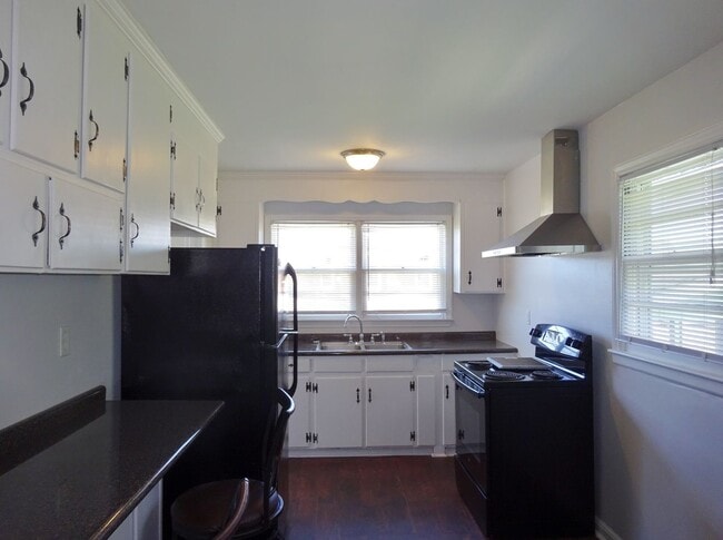 Building Photo - Lake Front Adorable Home!