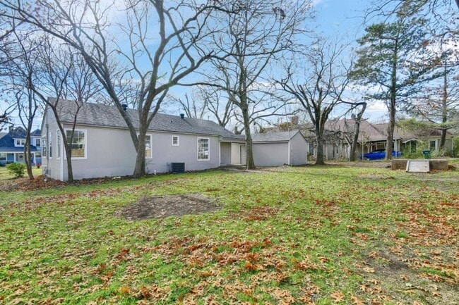 Building Photo - 1313 E Lamar St