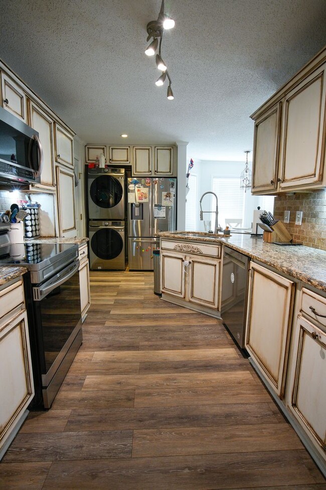 Building Photo - 218 English Walnut Dr