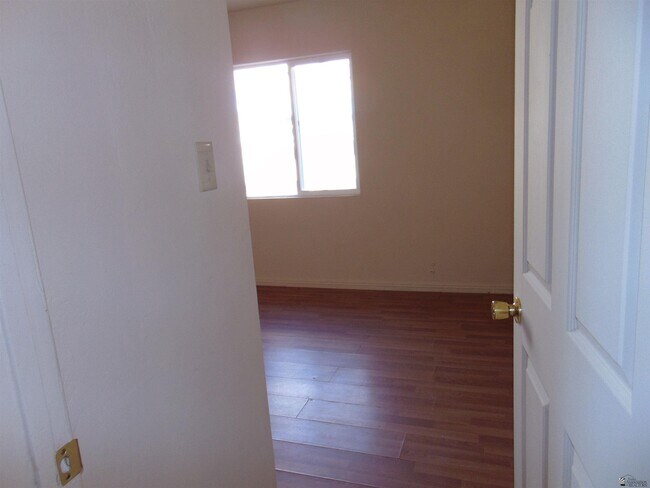 Building Photo - 2070 E La Mesa St