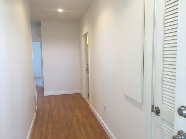 Building Photo - 875 Elm St