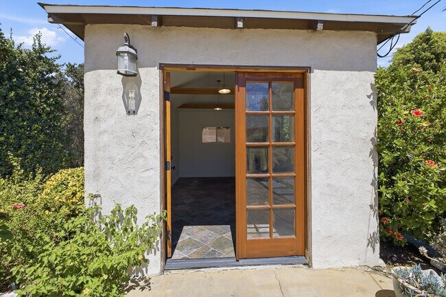 Building Photo - 585 W Calaveras St