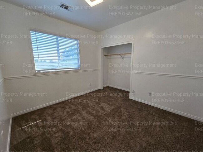 Building Photo - 3 bedroom/ 2.5 bathroom 2 story home.