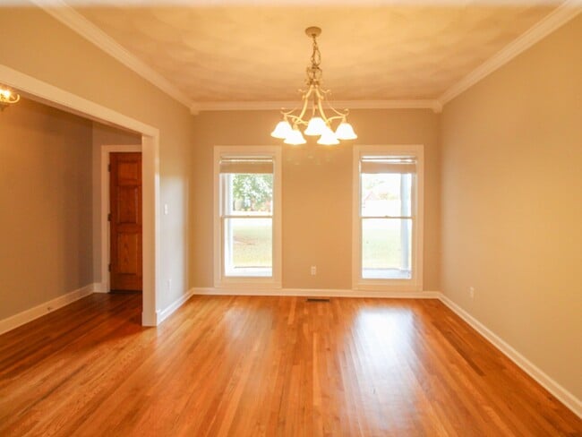 Building Photo - Spacious home!