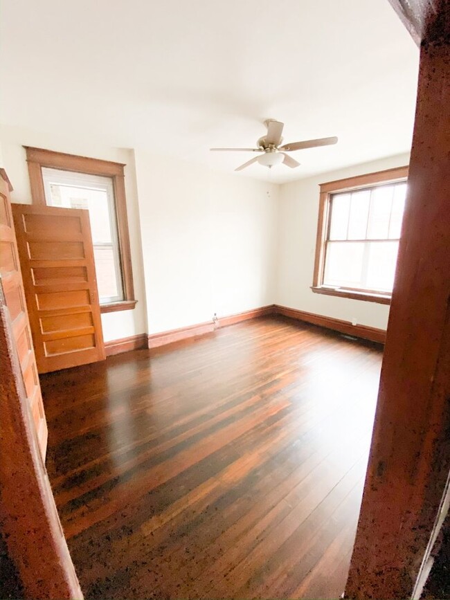 Building Photo - 2bed 1.5Bath with Den and Library! Full Hi...