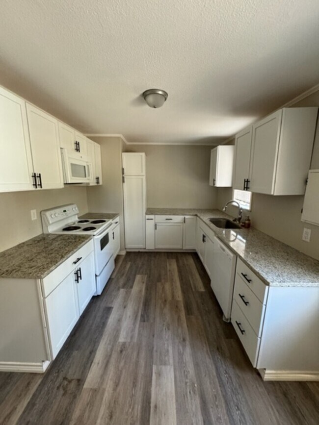 Building Photo - 565 Myrtle Springs