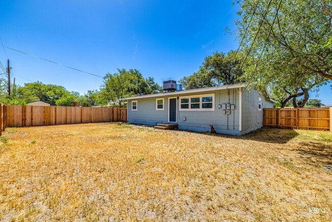 Building Photo - NOW AVAILABLE - 3 Bedroom Home in College ...