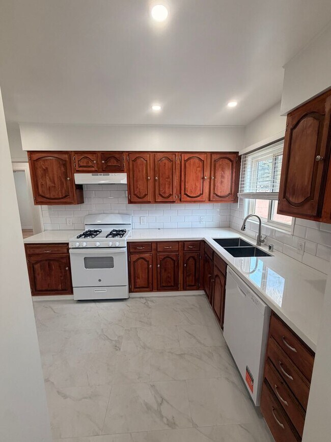 Building Photo - Remodeled 3 Bedroom Norwalk House For Rent!