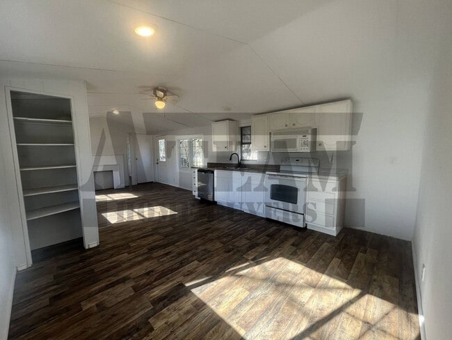 Building Photo - Cozy 2-bedroom, 1.5-bathroom home