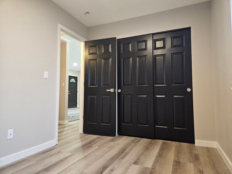 Building Photo - 1355 Yost Cir NE