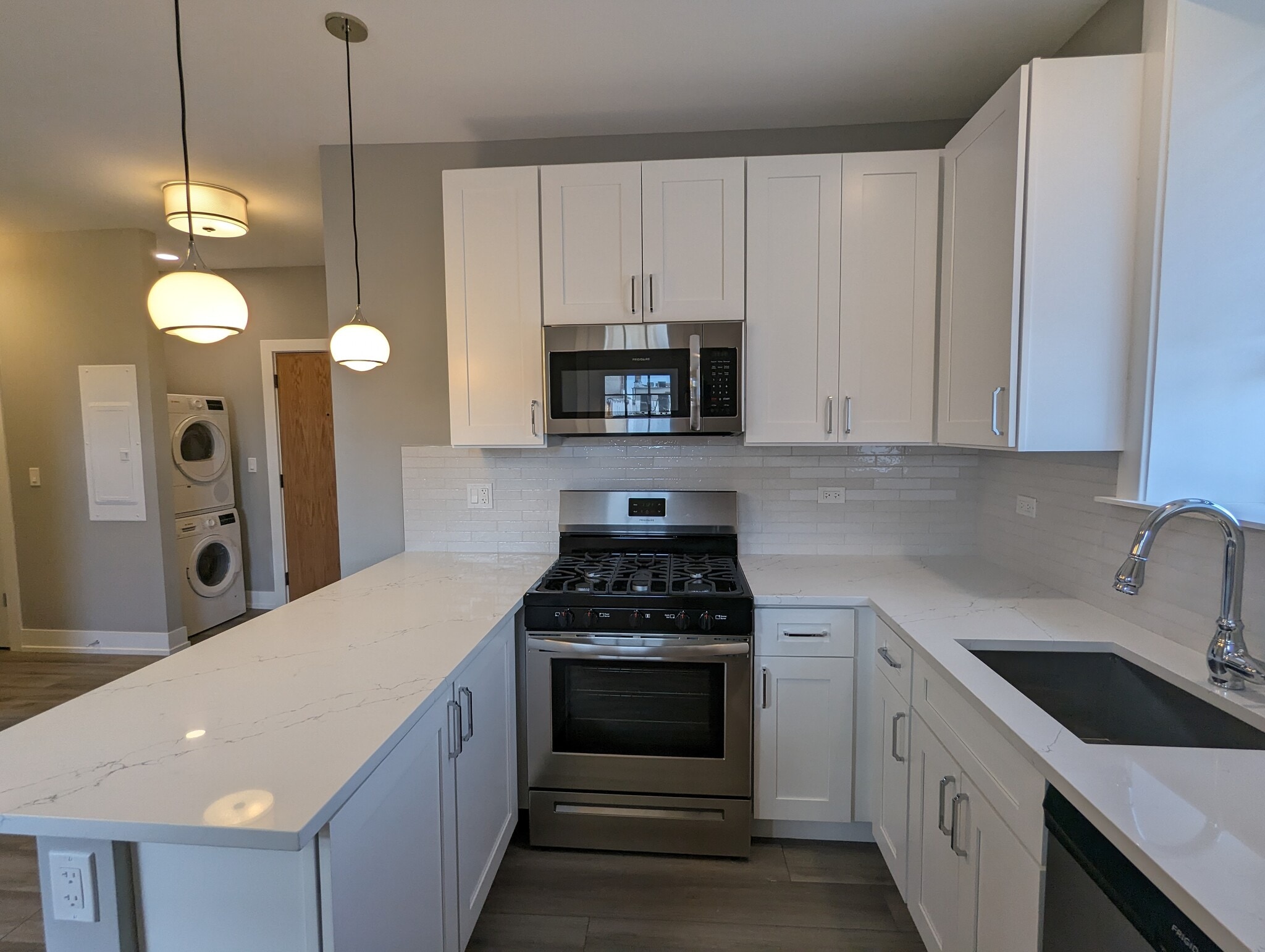 Building Photo - 3935 N Janssen Ave