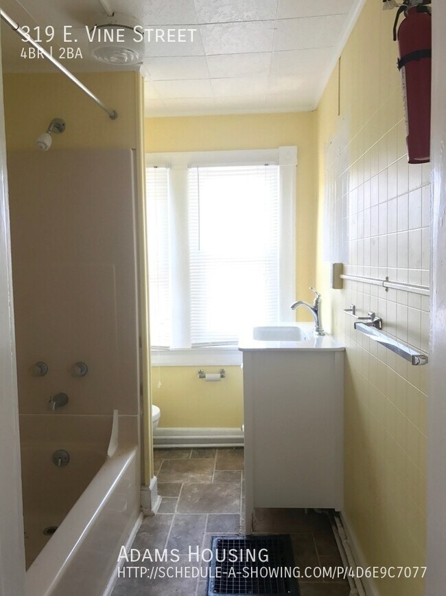 Building Photo - NEWLY RENOVATED LARGE 4 BEDROOM HOME