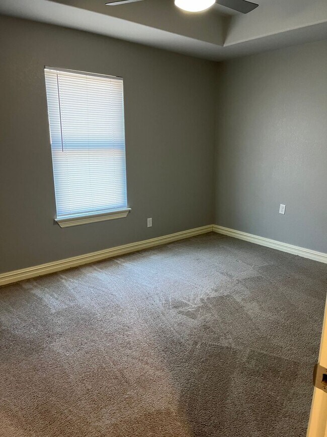 Building Photo - 3 bedroom/2 bathroom townhouse