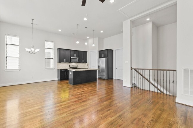 Building Photo - Modern Living in the Heart of the East End