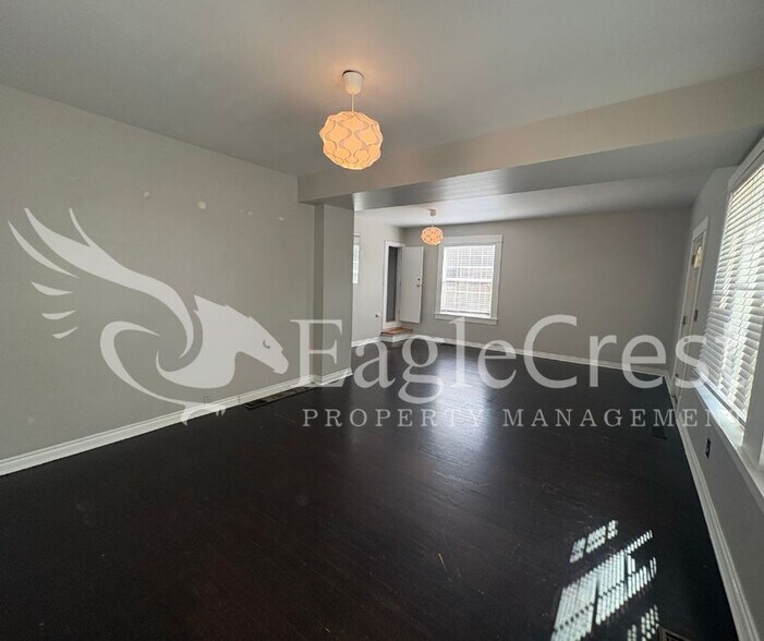 Building Photo - Charming 3BR Home with Spacious Yard & Bonus Living Space! $200.00 OFF 2nd Month Rent!!