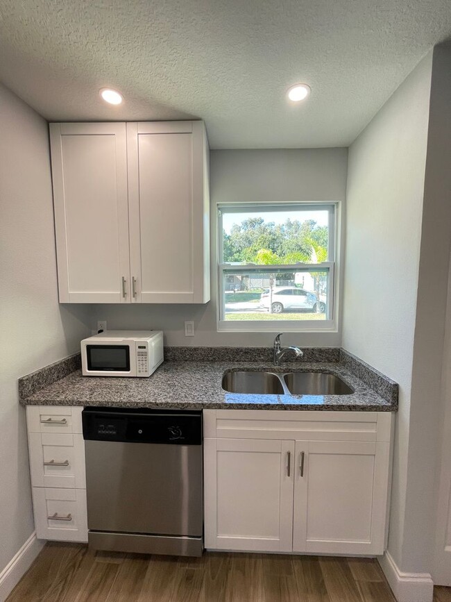 Building Photo - Fully Renovated 3bed/2bath Home in Sarasota!!