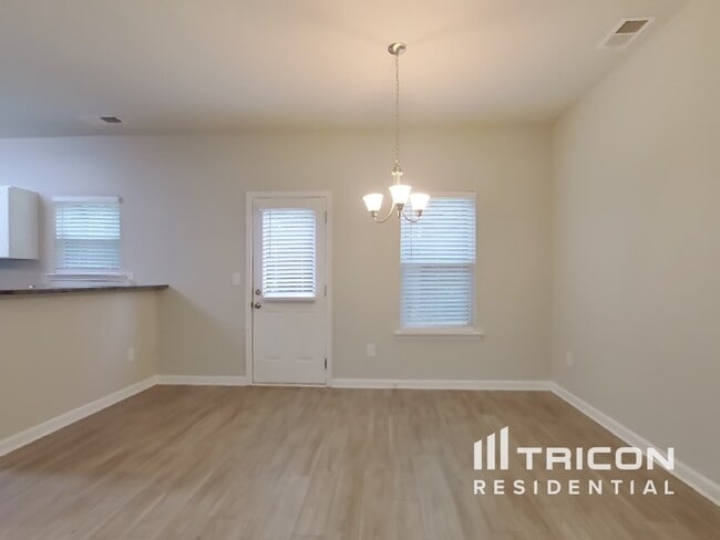 Building Photo - 52 Carriage Hls Dr SE