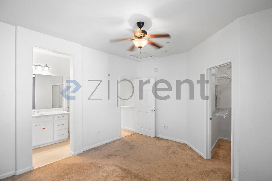 Building Photo - Unit