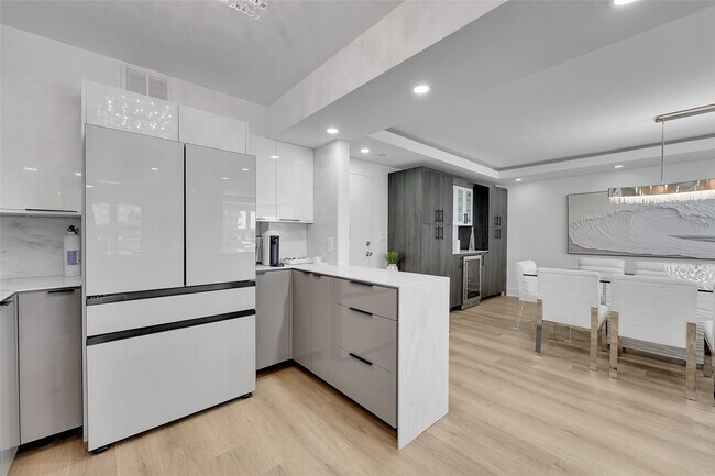 Building Photo - 405 N Ocean Blvd