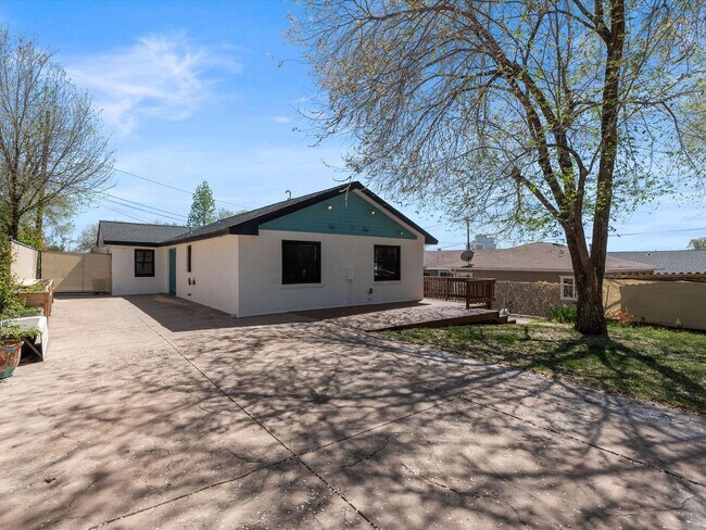 Building Photo - 2 bed, 1 bath with built in office near UNR