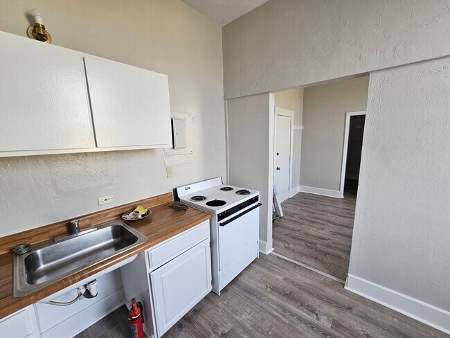 Building Photo - 221 Fir St