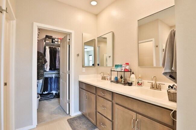 Building Photo - Gilbert Gated Community 3 bed/2.5 bath Con...