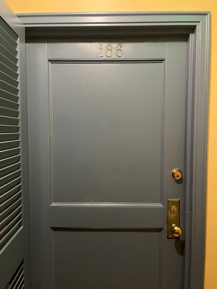 Building Photo - 988 Memorial Dr