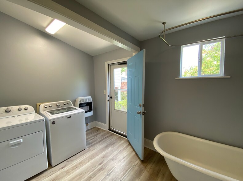Bathroom / Backdoor - 2729 Onzaga St