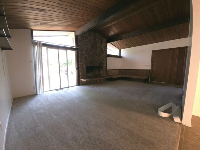 Building Photo - 3 Bedroom Apartment on West Side Of The Hill