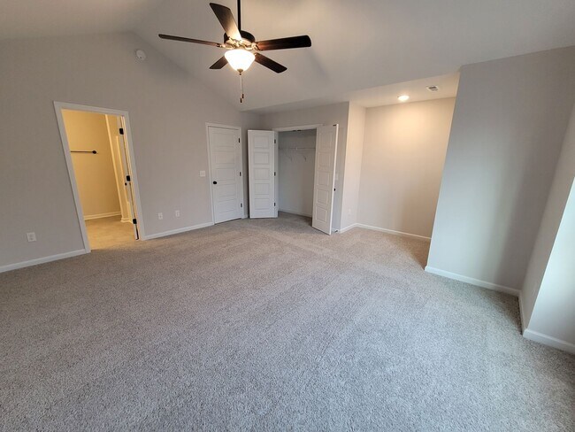 Building Photo - Modern townhome in beautiful Mallory Creek Subdivision