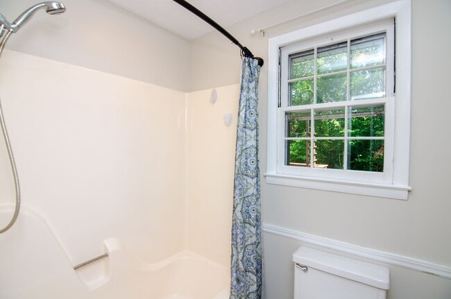 Building Photo - Beautiful home in Fairview