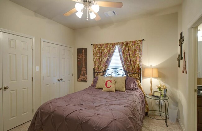 Building Photo - Spacious 2 Bed/2.5 Bath Condo in Prime Location!