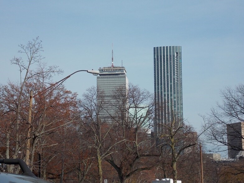 Building Photo - 61 Park Dr