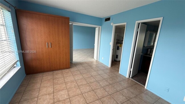 Building Photo - 2751 N Palm Aire Dr