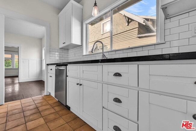 Building Photo - 2014 5th Ave