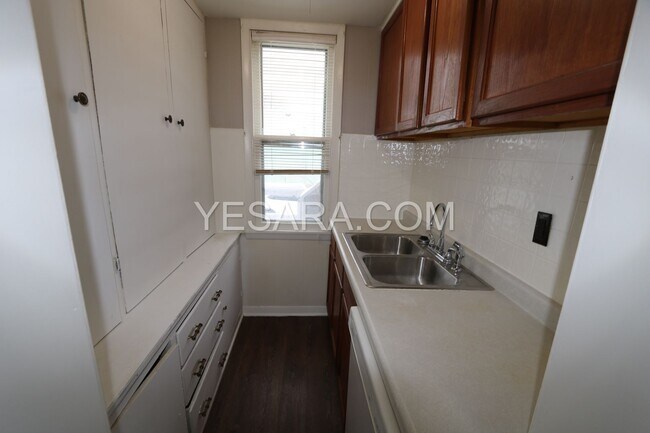 Building Photo - 502 1/2-502 1/2 S Leebrick St