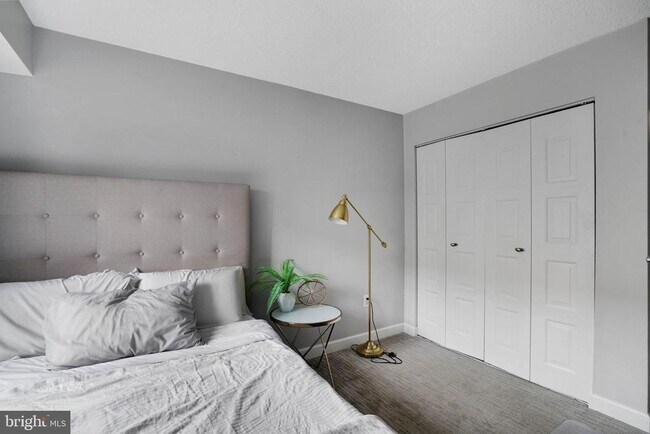 Building Photo - 4500 S Four Mile Run Dr