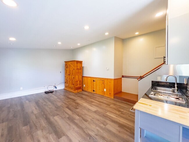 Building Photo - Charming Country Studio with Vineyard View...