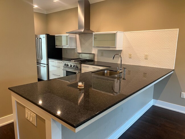 Building Photo - Stunning 2-Bedroom, 2.5-Bath Townhouse!
