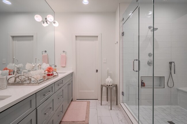 Building Photo - 4551 Fairway Ave